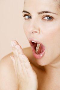Najpogosteje se vzroki za zadah skrivajo v ustni votlini. 