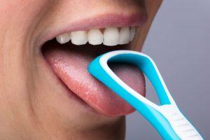 Preverite, če vam smrdi iz ust - test s strgalom za jezik