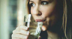 Znake suhih ust lahko ublažite z rednim pitjem vode